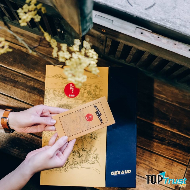 Hộp quà được thiết kế hiện đại, thanh nhã nhưng không kém phần truyền thống