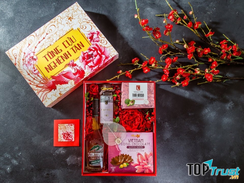 Set 750.000 đồng khá truyền thống với rượu, trà, lá bồ đề lọc trà độc đáo...