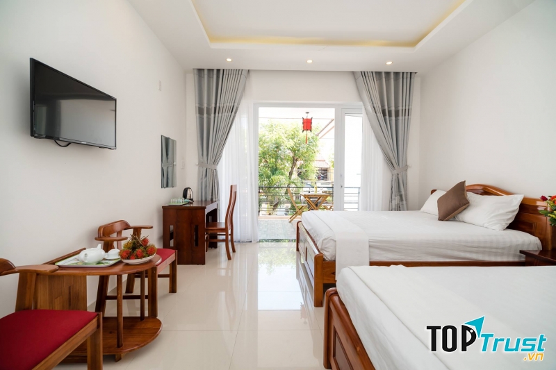 Ban công phòng được đặt sẵn bộ bàn ghế nhìn ra bên ngoài