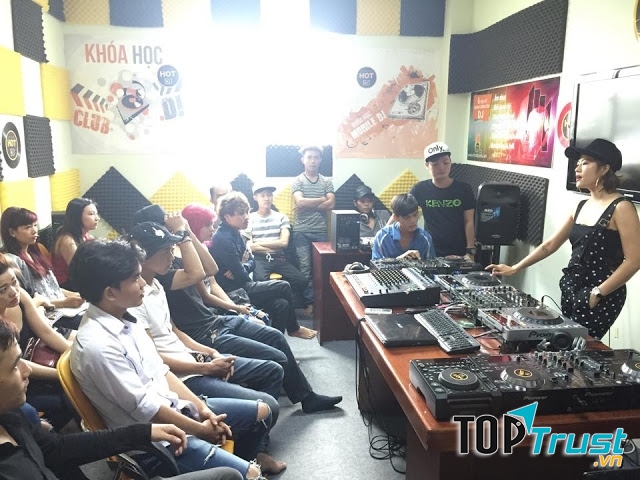 Một buổi học tại HOT DJ