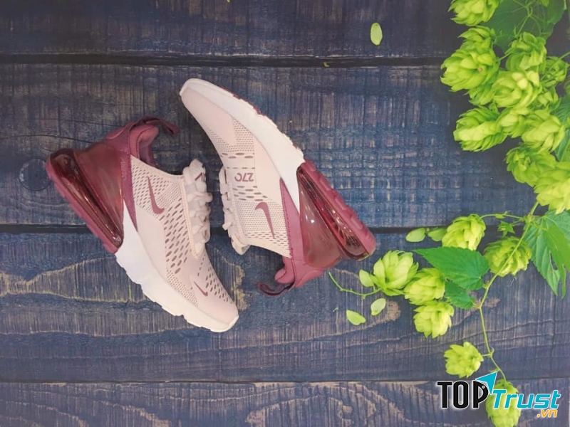 Shop còn có rất nhiều mẫu giày thể thao độc - lạ - đẹp có thể khiến các chàng trai mê mẩn quên lối về