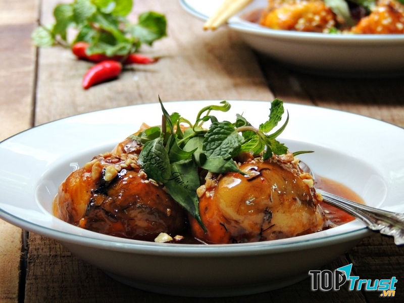 hột vịt lộn xào me