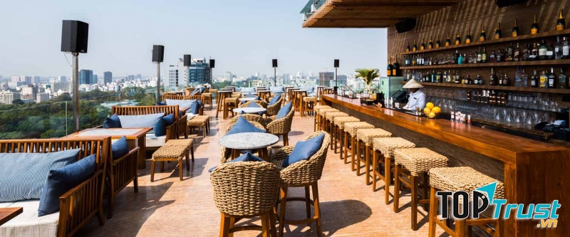 Khu vực quầy bar tầng thượng