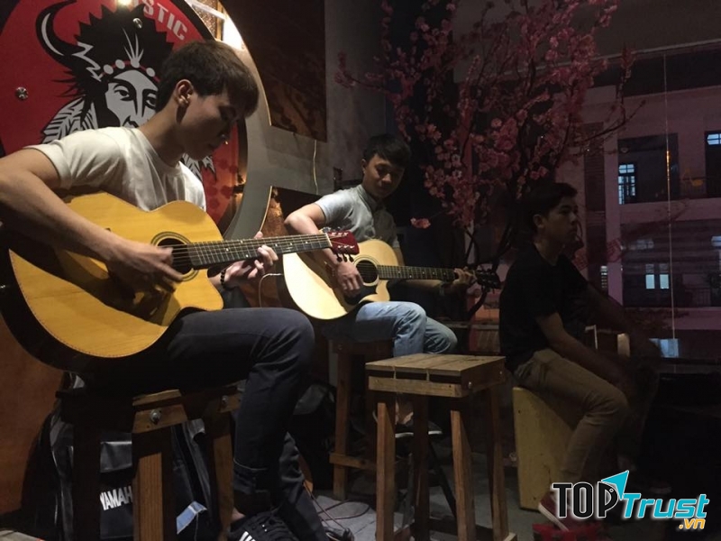 Giao lưu âm nhạc Acoustic tại quán.