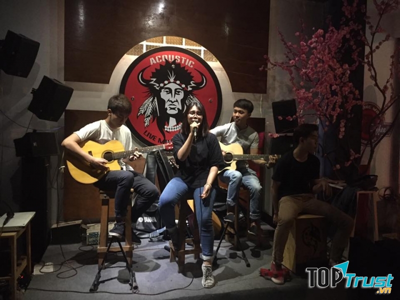 Giao lưu âm nhạc Acoustic tại quán.