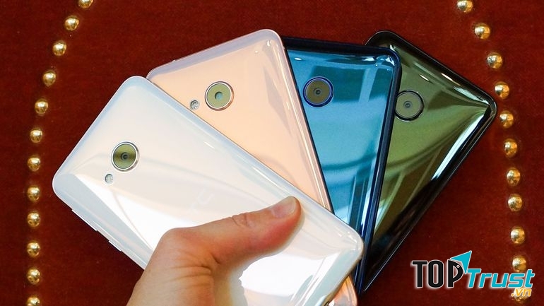 HTC U Play - Mặt sau sang trọng