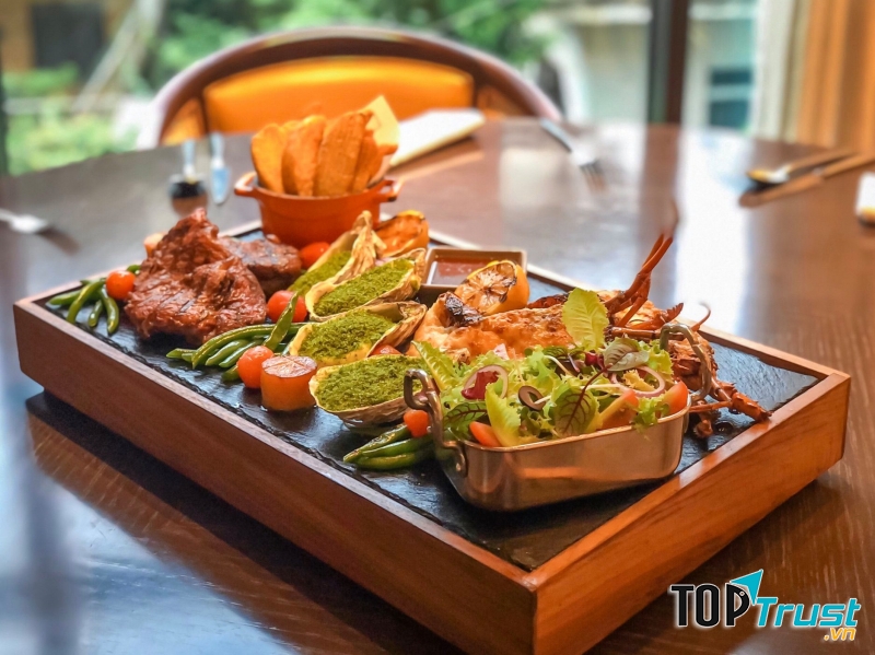 C'est La Vie Restaurant