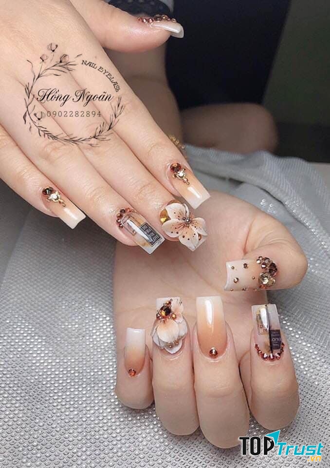 Hồng Ngoãn Nail & Eyelash