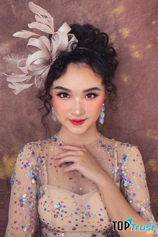 Mona Makeup & Academy