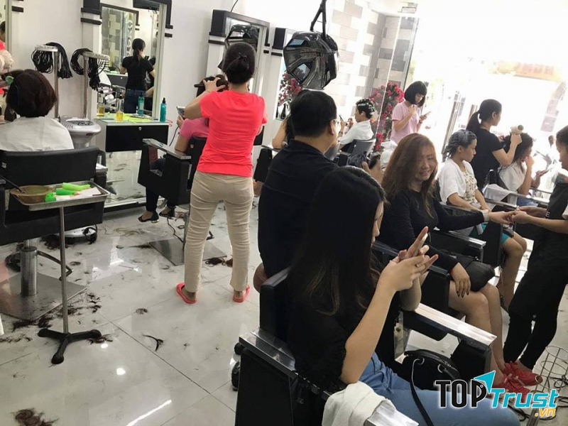 Salon Trinh