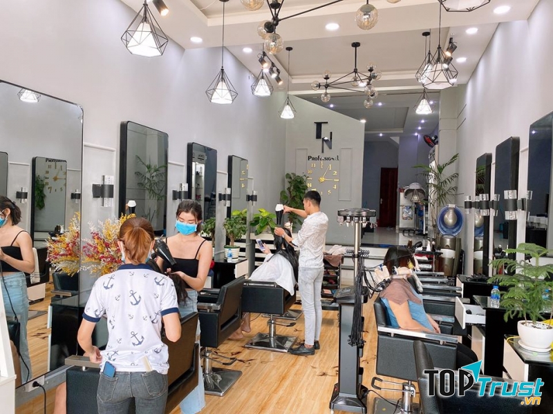 Tuyến Nguyễn Hairdressing