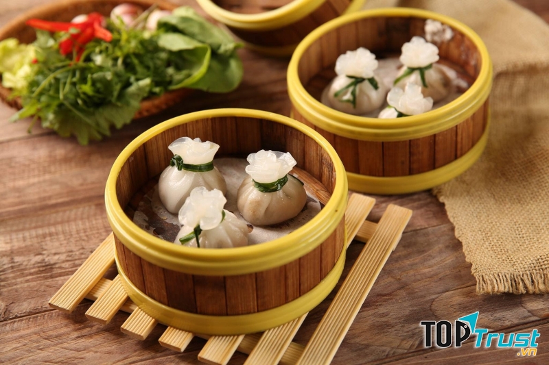 Vỏ bánh mỏng đủ để có thể nhìn thấy được màu cam hồng của nhân tôm hay màu xanh của nhân rau bên trong