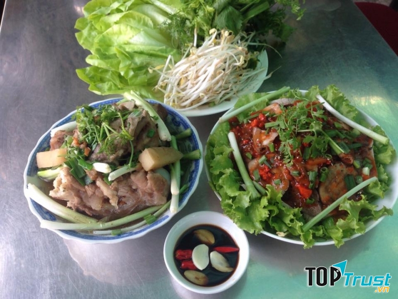 Hủ tiếu ngon, dai cùng nước dùng đậm đà.