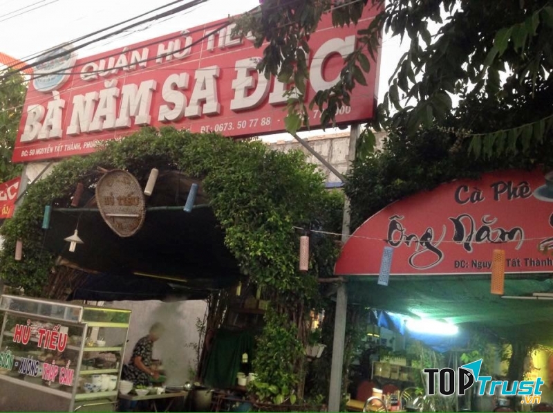 Quán hủ tiếu Bà Năm rất thoáng mát với nhiều cây xanh.