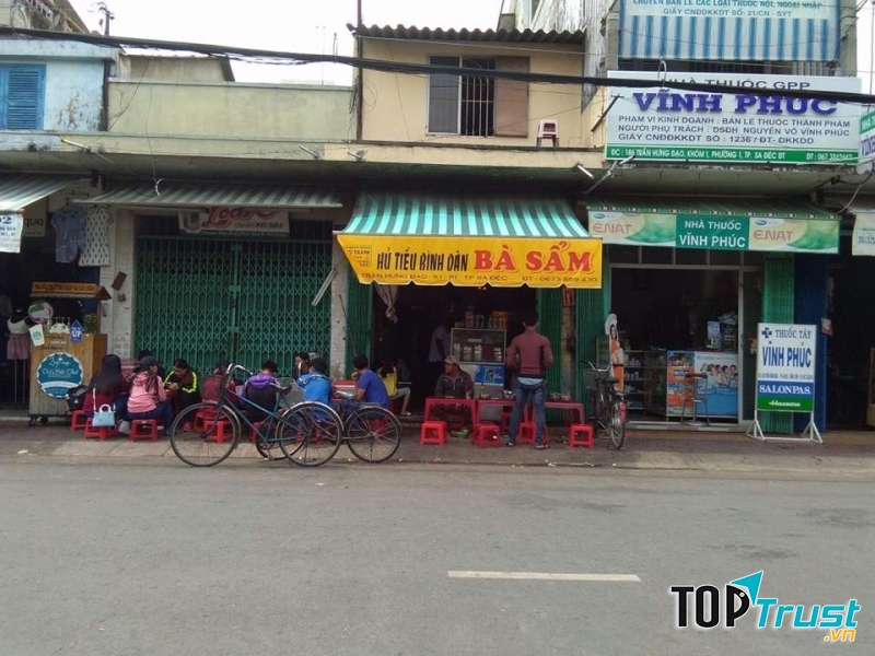 Quán tuy nhỏ nhưng không ngớt khách.