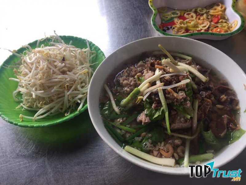 Một tô hủ tiếu Bánh Cam với đầy đủ thịt, sườn, mực, tôm khô, thịt bằm, hành phi