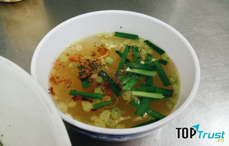 Quán chăm chút tới từng bát nước lèo