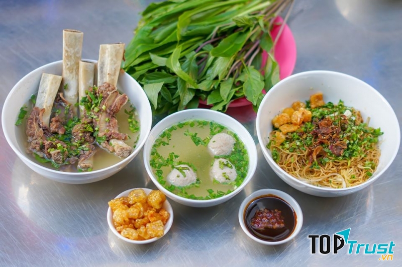 Hủ tiếu bò viên chấm nước tương thần thánh.