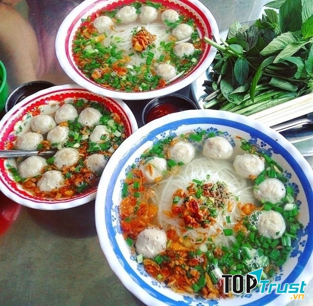 Hủ Tiếu Bò Viên Chú Tư của Bình Minh tuy khá đông đúc nhưng vẫn luôn nhanh nhẹn trong các phục vụ