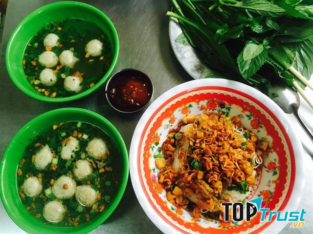 Nhân viên nhanh nhẹn và rất nhiệt tình, quán đông nhưng đồ ăn ra nhanh và tươi ngon