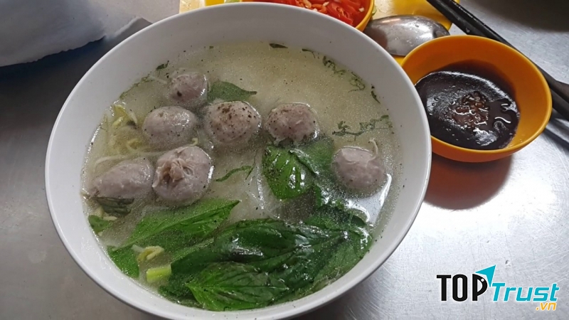 Bò viên tại A Mẹt là bò viên nhà làm, hương vị rất riêng và đảm bảo an toàn, một tô được cho khoảng 5 - 7 viên, viên to, đậm vị