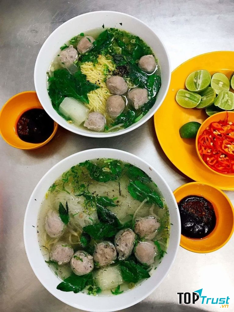 Nước lèo cũng rất thanh, được chủ quán biến tấu nên có mùi vị riêng biệt mà không nơi nào có thể giống được