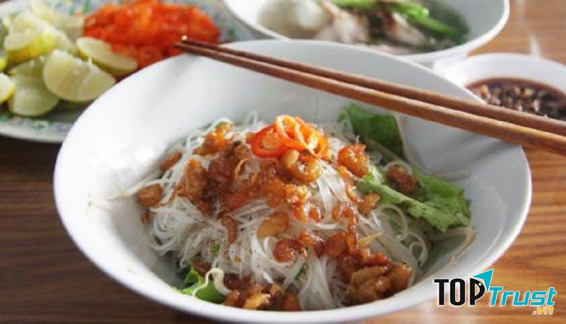Một tô hủ tiếu khô đây ăm ắp topping tôm khô, thịt hầm, hành phi,... vừa ngon lại đảm bảo tốt cho sức khỏe vì nguyên liệu nhà làm