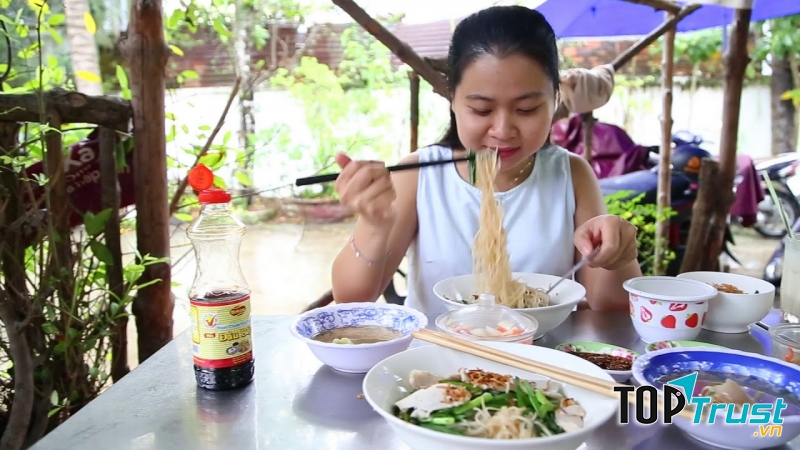 Phần nước dùng ngọt thơm, hủ tiếu và thức ăn vừa khẩu vị giúp hủ tiếu Dì Tư thu hút được rất nhiều khách hàng