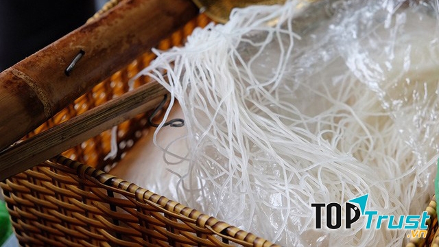 Những người nấu hủ tiếu phải thật khéo léo, kì công.