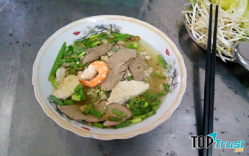 Hủ tiếu Hạnh được nấu và nêm nếm theo hương vị truyền thống, nước dùng từ xương nên ngọt thanh rất dễ chịu
