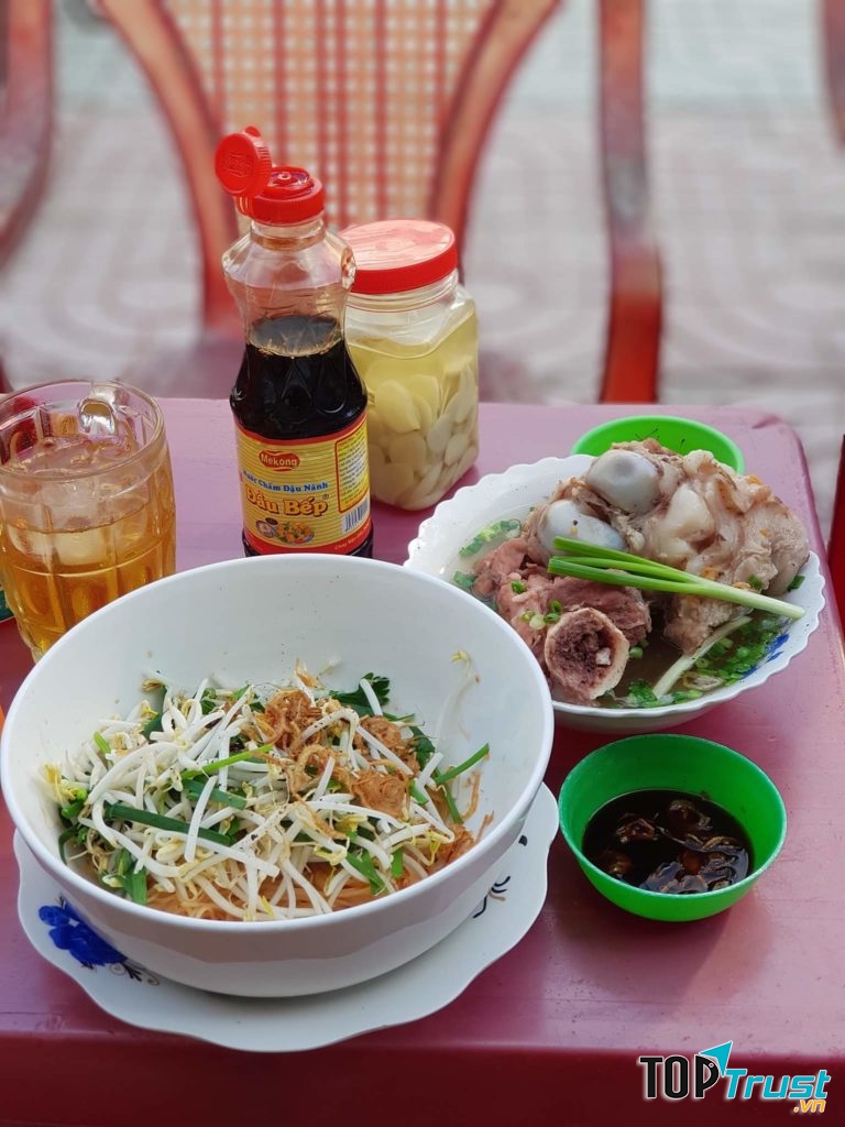 Menu gồm có hủ tiếu khô, hủ tiếu thập cẩm, hải sản, hủ tiếu xương…