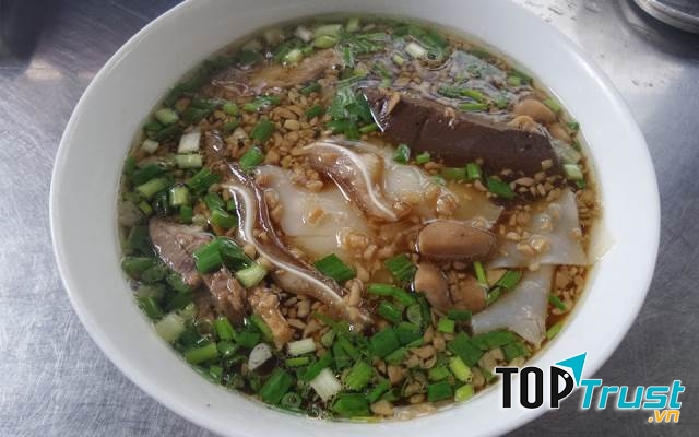 Hủ tiếu hồ đầy đặn topping như lòng heo, lỗ tai heo, lưỡi heo... đã được khìa với nước dừa tươi và ngũ vị hương
