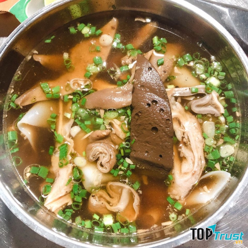 Sợi hủ tiếu có hình dáng và hương vị rất độc đáo, nhìn qua cứ như là một miếng bột mỏng, gần giống bánh ướt nhưng được cắt nhỏ hơn