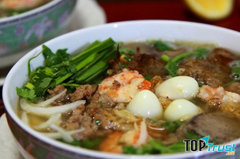   Khi đưa vào miệng, bạn sẽ cảm nhận được hương vị ngọt đậm đà của nước dùng