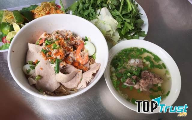 Từ lần chạm môi đầu tiên, nước dùng đã mang đến một vị thanh ngọt vô cùng đặc sắc