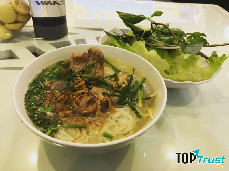   Sợi hủ tiếu dai, xương hầm thịt mềm rất ngon và thu hút được nhiều thực khách