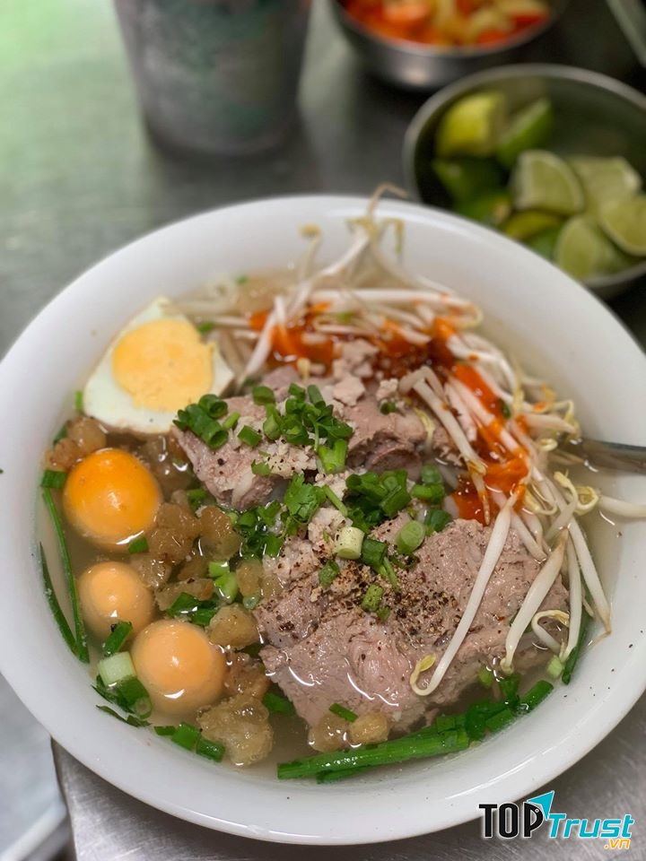 Nước lèo của quán thợm đậm đà.