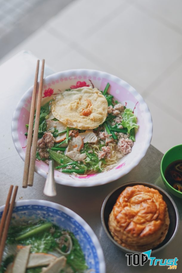 Xá xíu, thịt được xắt vừa ăn nhỏ nhỏ lại thấm gia vị đậm đà