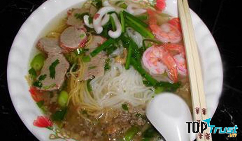 Món này dùng kèm với tô nước lèo có hành phi và thịt bằm béo ngậy cực kì thích hợp với những ngày nắng nóng