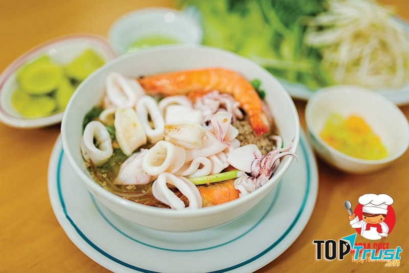 Cận cảnh tô hủ tiếu đầy ắp mực