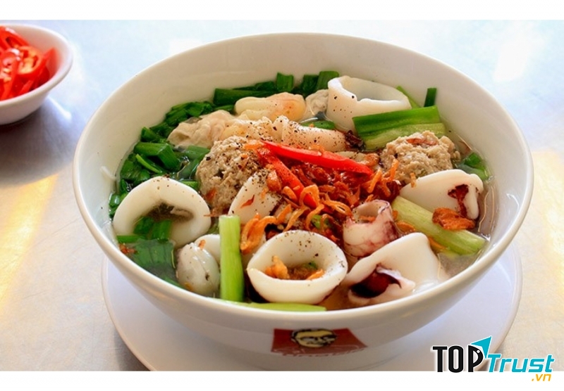 Quán cực kỳ sạch sẽ từ bàn ghế cho tới khâu chế biến, đảm bảo an toàn vệ sinh.