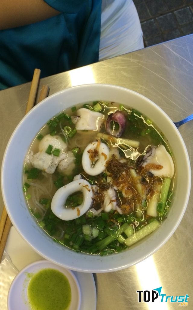 hủ tiếu mực Ông già Cali chính là  nước lèo nấu vừa miệng và thanh ngọt, sợi hủ tiếu dai ngon, tôm mực tươi ngọt