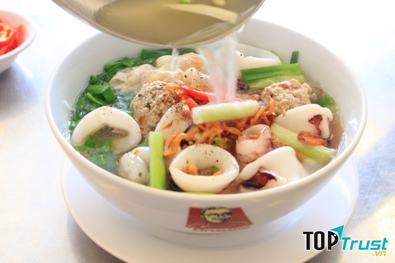 Hủ tiếu mực Ông Già Cali đã trở thành một thương hiệu nổi tiếng từ sau hơn 2 năm có mặt tại Việt Nam. Quán không chỉ thu hút thực khách người Việt mà còn có cả người ngoại quốc đến ăn.