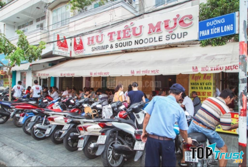 Quán nằm trên đường Phan Xích Long.