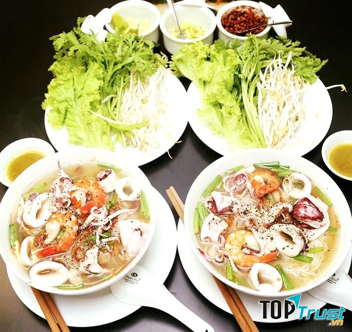 Hủ tiếu mực Ông Huỳnh thơm ngon, hấp dẫn (Nguồn ảnh: Hotdeal)