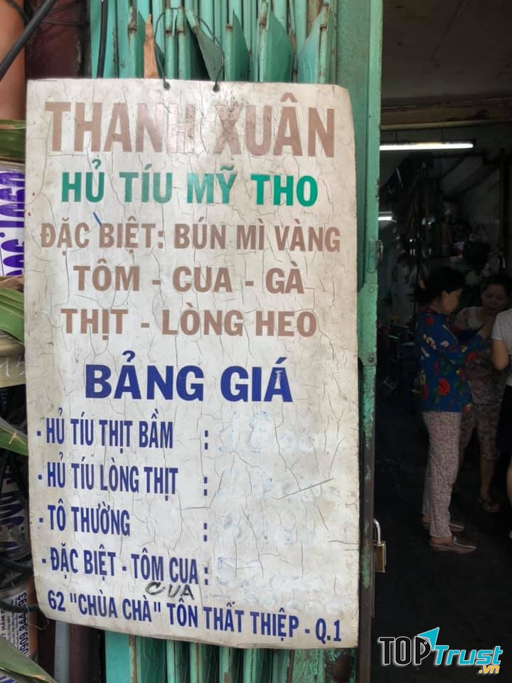 Hủ tiếu được kết hợp với các nguyên liệu như tôm, cua, gà, lòng heo...