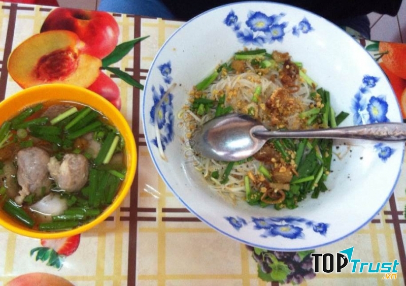 Tô hủ tiếu có thịt, tôm, gan, phèo, rau thơm,… vô cùng phong phú và bắt mắt, nhìn thôi đã ứng ý, đến khi thưởng thức lại càng hài lòng
