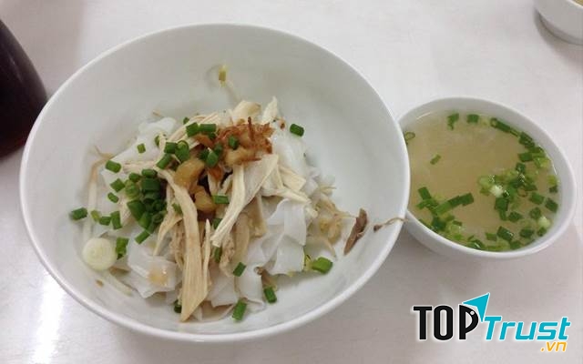 Hủ tiếu Nam Lợi cũng đã có hơn tuổi đời hơn 60 năm, là một quán hủ tiếu mì gốc Hoa lâu năm ở Sài Gòn