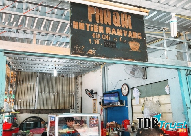 Tấm bảng hiệu xưa cũ