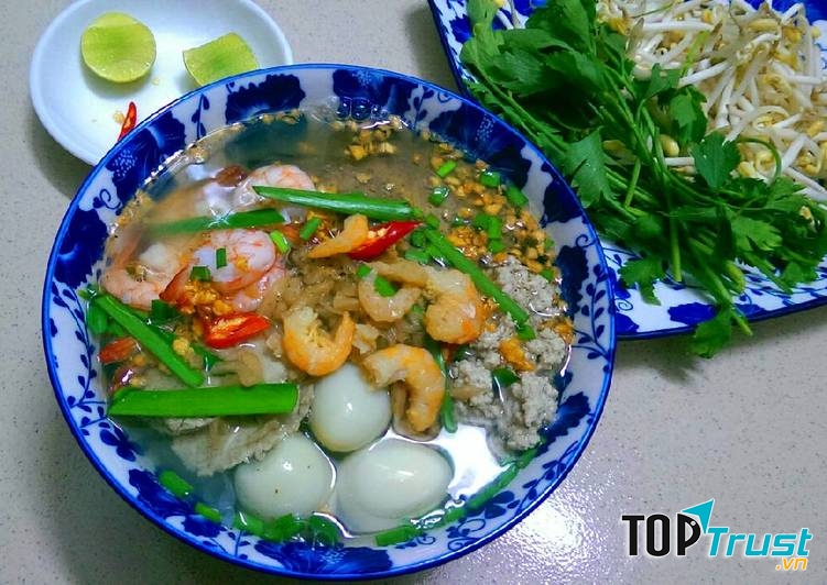 Tô hủ tiếu ở quán Cô Chi đầy ắp thịt nạc, thịt bằm, tôm, trứng cút, gan, cật...